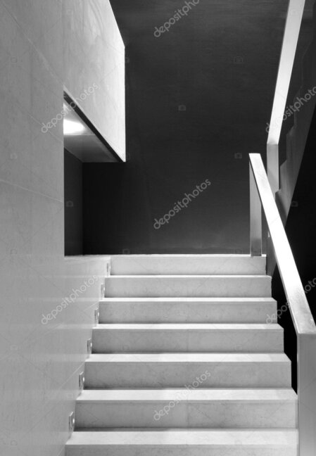 Halls et cages d’escalier propres dans un immeuble résidentiel